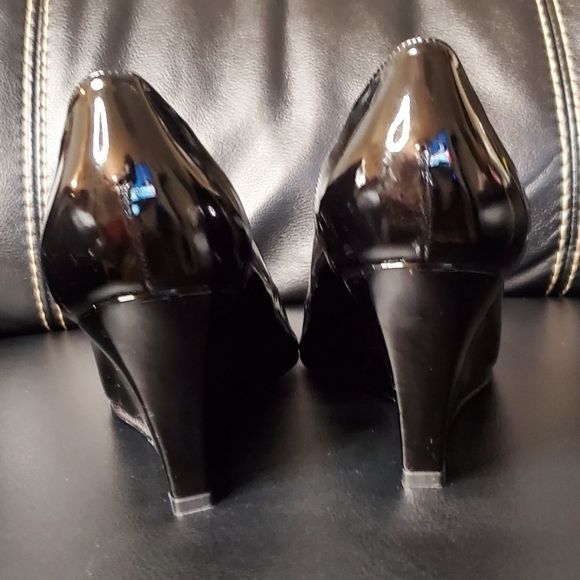 STUART WEITZMAN Belmont Peep-Toe Wedge Heel Black Patent Leather Size 9.5 - Picture 4 of 9